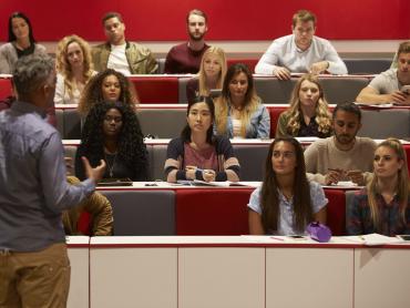 Der Dozent referiert im Hörsaal