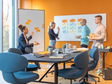 Team in Teammeeting tauscht sich aus