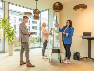 Team arbeitet gemeinsam an mobilem Whiteboard