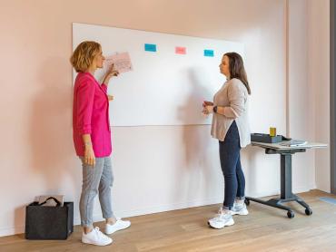 Zwei Kolleginnen visualisieren Projekt an Whiteboard
