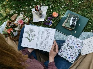 Frau zeichnet in Jolie Notizbüchern