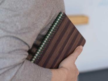 Mann hält Conceptum Notizblock der Nature Edition unter dem Arm