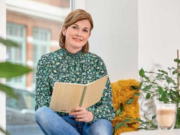 Frau hält Notizblock der Conceptum Nature Edition in den Händen