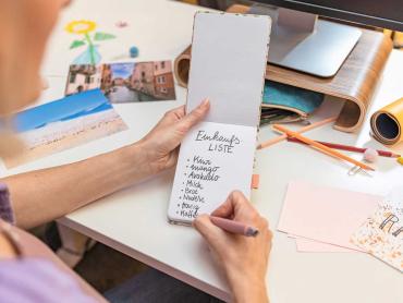 Frau notiert Einkaufszettel in SIGEL Jolie Reporterblock