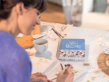 Frau arbeitet kreativ mit Jolie Spiralnotizbuch