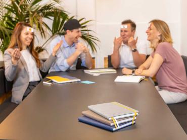 Junge Kollegen spielen Spiel im Büro