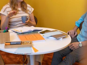 Frau und Mann halten ein Meeting ab