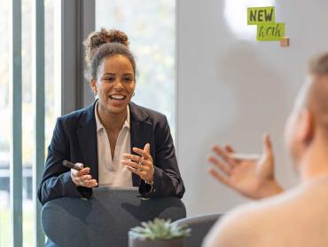 Frau im Gespräch mit Kollege