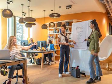 Kollegen arbeiten im Team zusammen