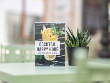 Infoaufsteller mit Cocktail Happy Hour
