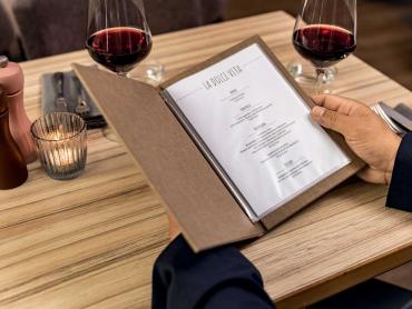 Mann hält Speisekarte in den Händen