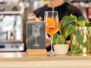 Infoaufsteller mit Aperol Spritz