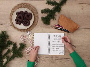 Lebkuchen und Notizbuch mit Geschenkliste für Weihnachten
