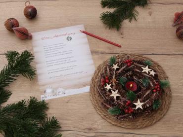 Ein Adventskranz mit Weihnachts-Motiv-Papier