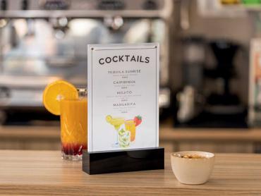 Infoständer mit Cocktailkarte auf Tresen
