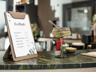 Cocktailkarte in Klemmbrett auf Tresen in Restaurant