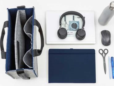 Desk Sharing Bag von SIGEL mit Inhalten wie Laptop, Notizbuch und Kopfhörer