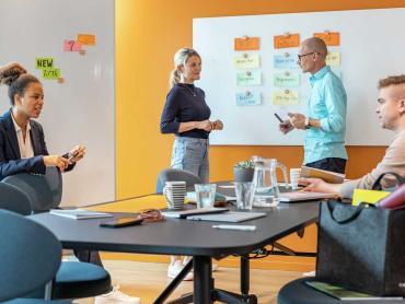 Kollegen arbeiten in Meeting gemeinsam an Projekt