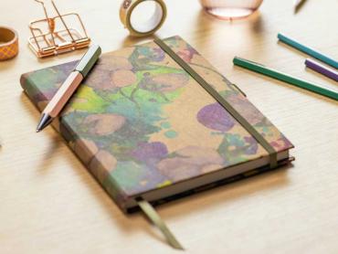 Jolie Notizbuch "Pure Cottonflowers" auf Schreibtisch mit Stiften