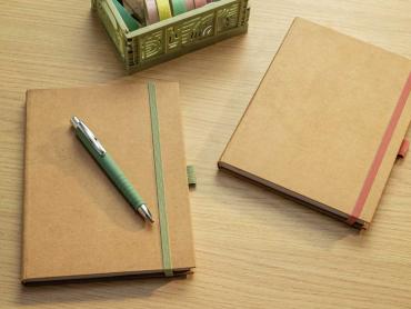 Jolie Pure Notizbücher für DIY-Trend liegen mit Kugelschreiber auf Tisch