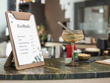 SIGEL Klemmbrett in beige mit Cocktailkarte steht auf Theke neben Cocktail