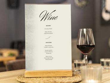 SIGEL Motiv-Papier mit Industrial-Design präsentiert Weinkarte auf Tisch in Restaurant
