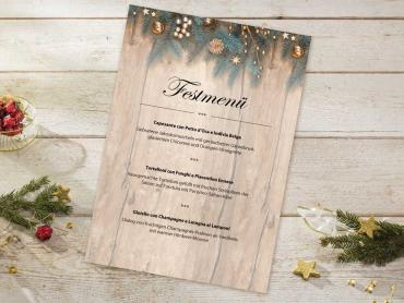 Briefpapier in Holzoptik mit Tannenzweige auf Holzplatte
