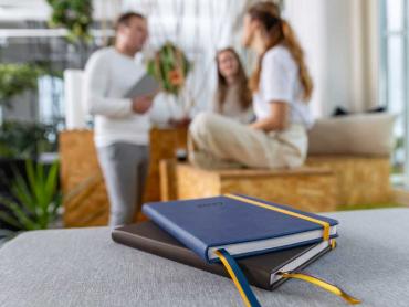 Linescape Wochenkalender in dezenten Business-Farben blau und grau