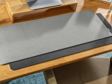 Die rollbare Schreibunterlage schafft eine klare Arbeitsfläche