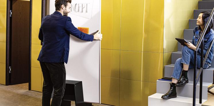 Meet up Whiteboard in der Mitte des mobilen Aufstellers