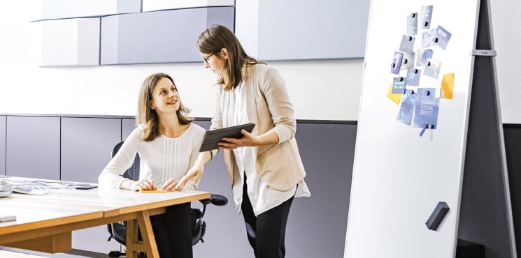 Zwei Meet up Whiteboards im mobilen Stand