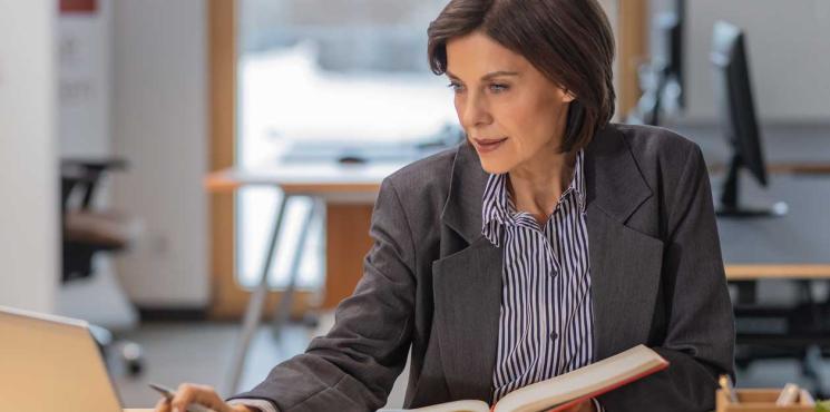 Frau tippt in Laptop