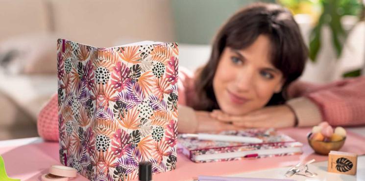 Frau blickt auf SIGEL Jolie Notizbuch.