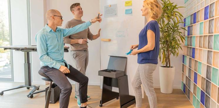 Team arbeitet kollaborativ an Whiteboard