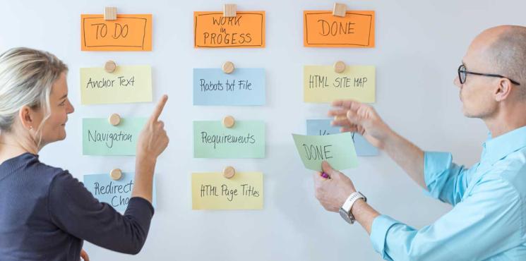 Zwei Kollegen arbeiten an Kanban-Board