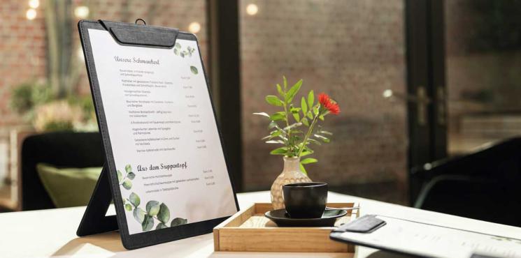 Speisekarte im Klemmbrett auf Tisch im Restaurant