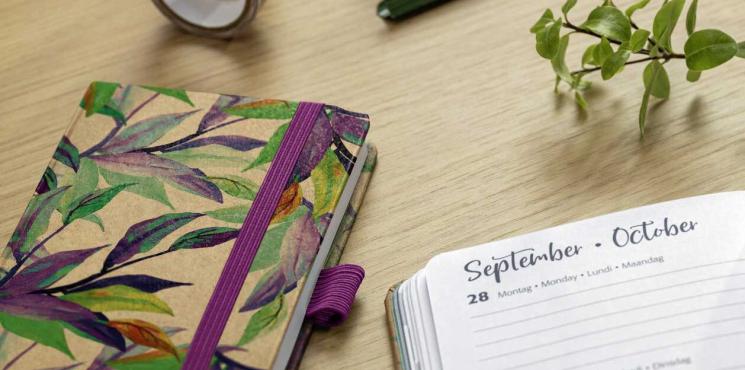 Jolie Pure Kalender mit Blättermuster und lila Akzenten
