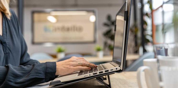 Das Laptop Case mit Standfunktion von SIGEL integriert smarte Features