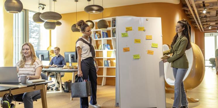 Büro mit vier Personen, Whiteboard