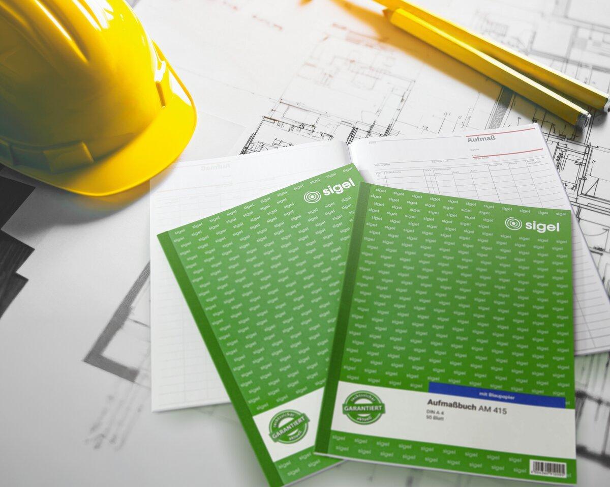 Zeichnungen, gelber Helm, grüne Notizbücher