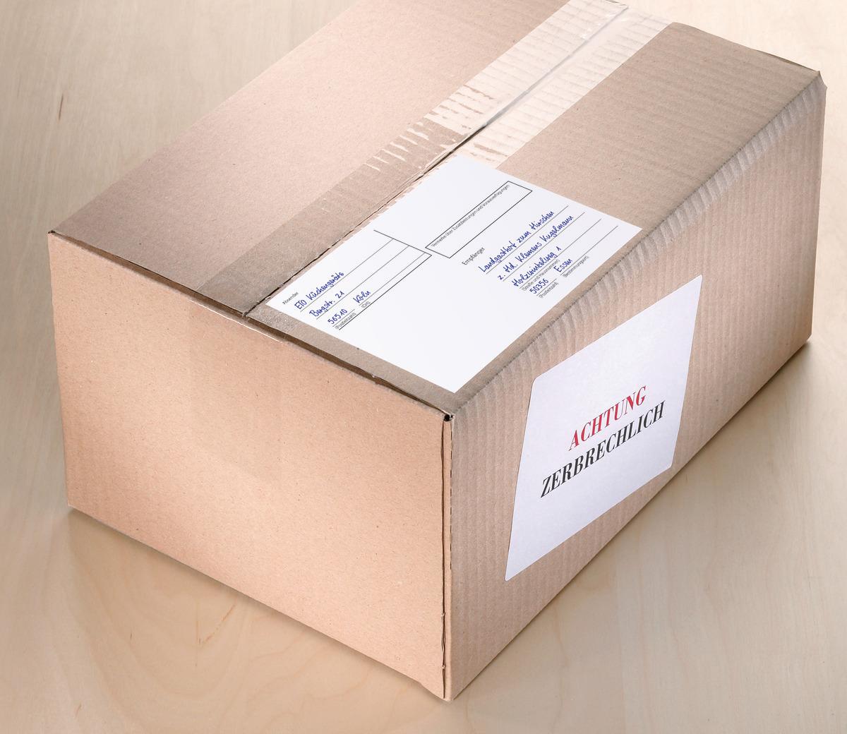 Karton mit Achtung Zerbrechlich-Aufkleber