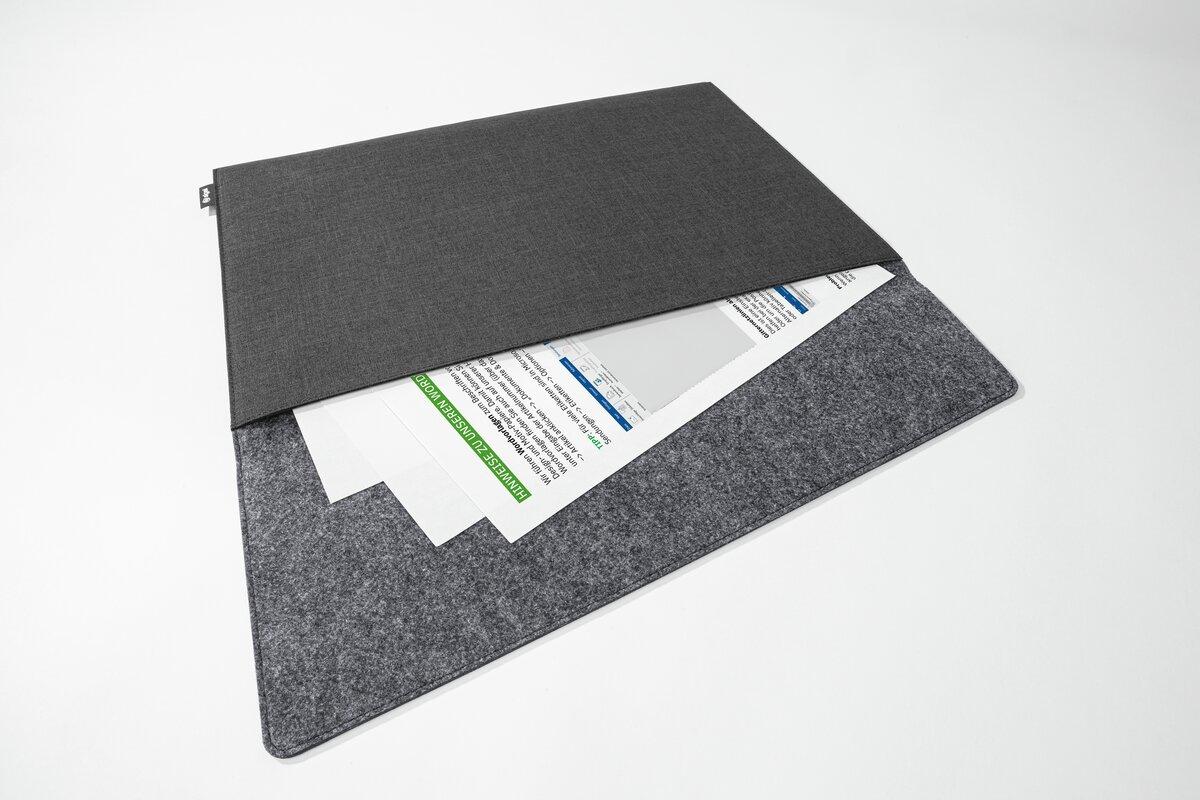 BA503-Anwendung3-Sigel-Laptop-HuelleM-dunkelgrau.jpg