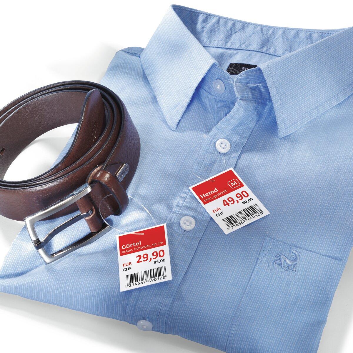 Blaues Hemd und brauner Gürtel, beide mit roten Preisschildern
