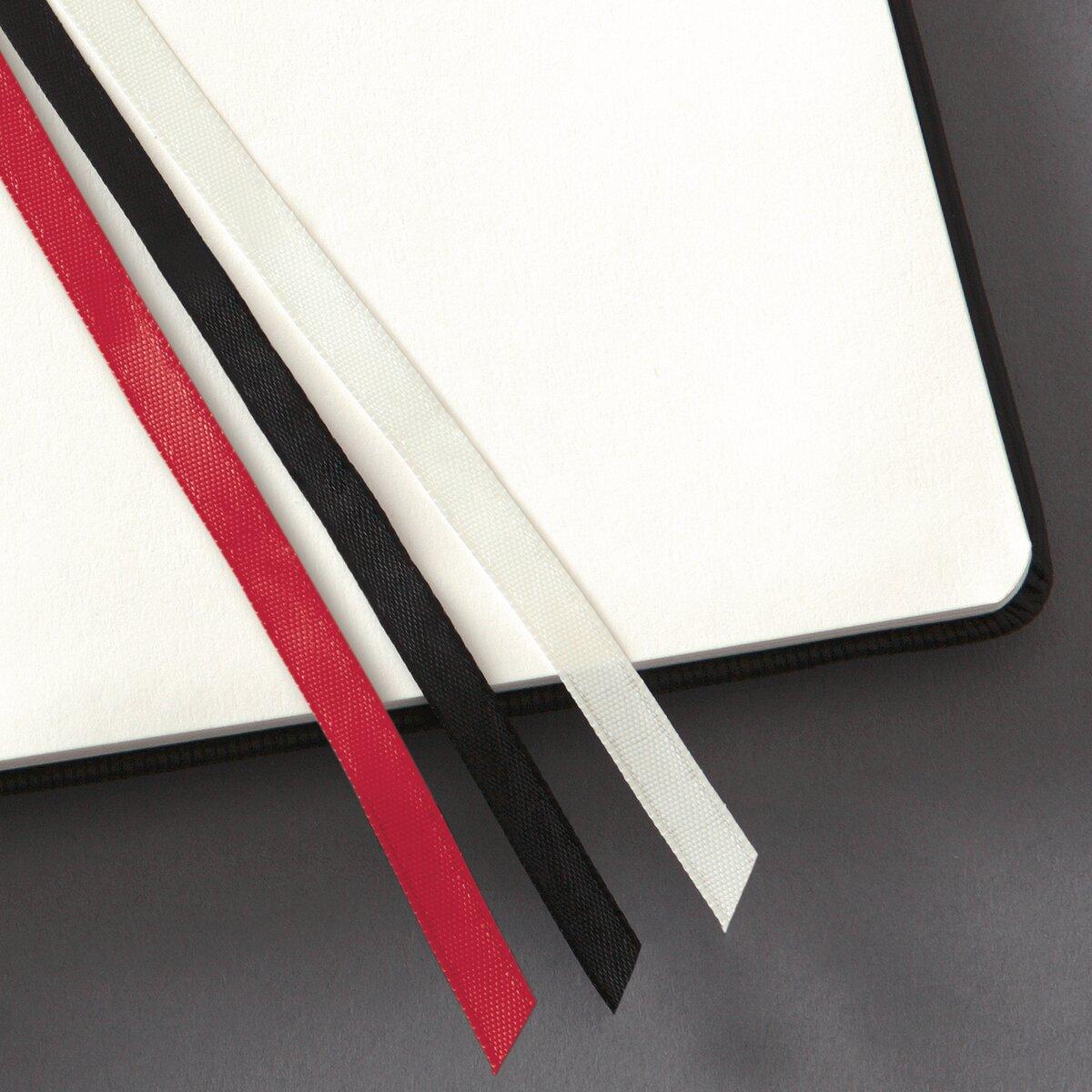 Notizbuch mit drei Lesebändchen: rot, schwarz, weiß
