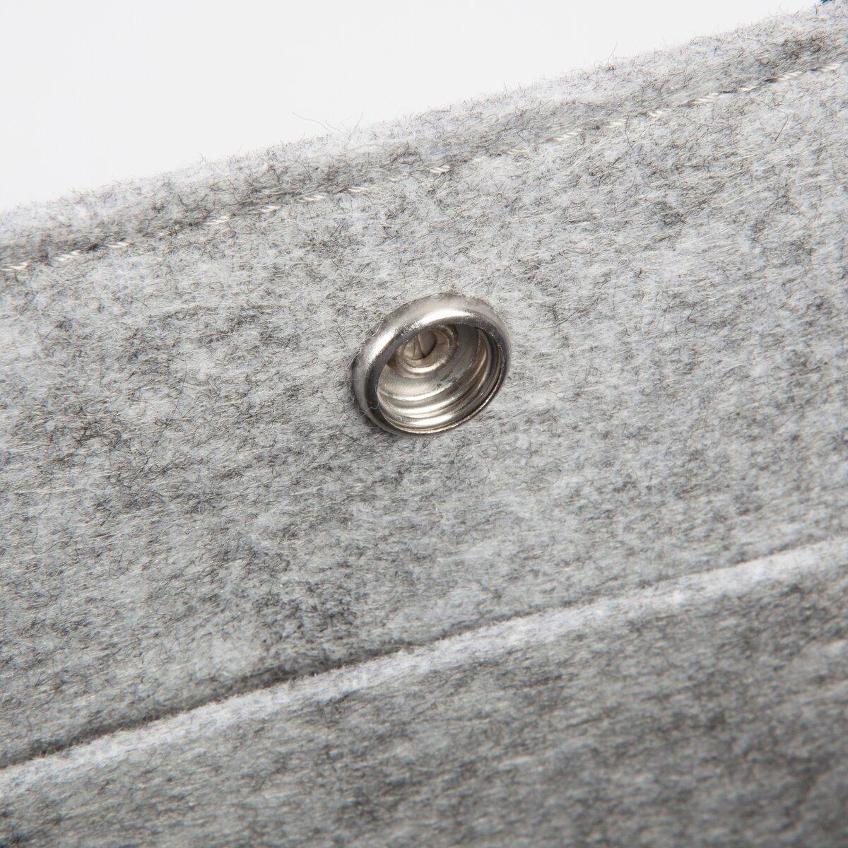 Graue Filztasche mit Druckknopf