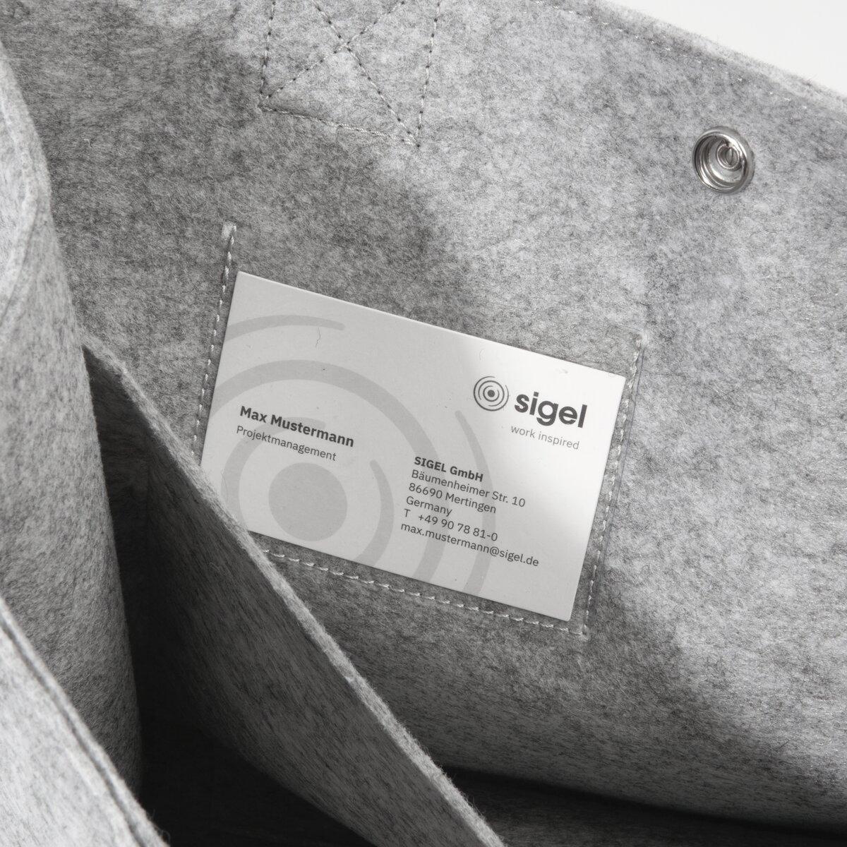 Visitenkarte in grauer Filztasche Firmenlogo und Kontaktdaten sichtbar