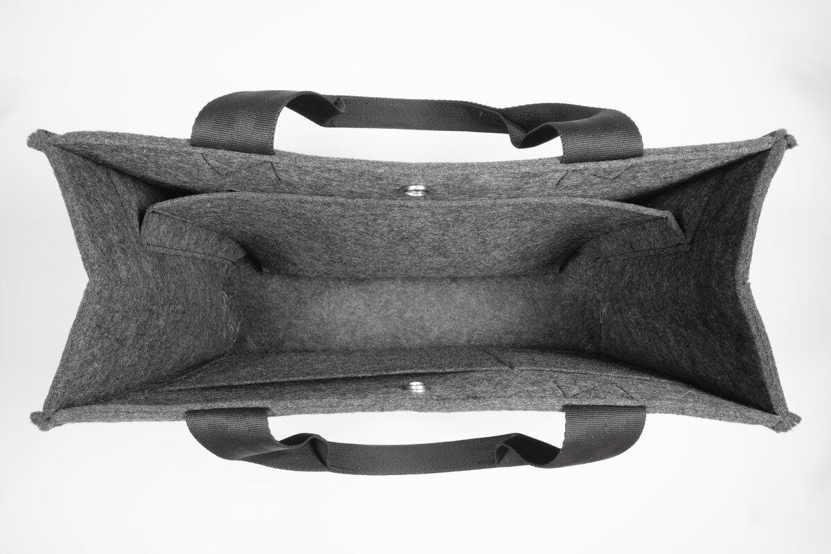 Graue Filztasche mit Fächern und schwarzen Trageriemen