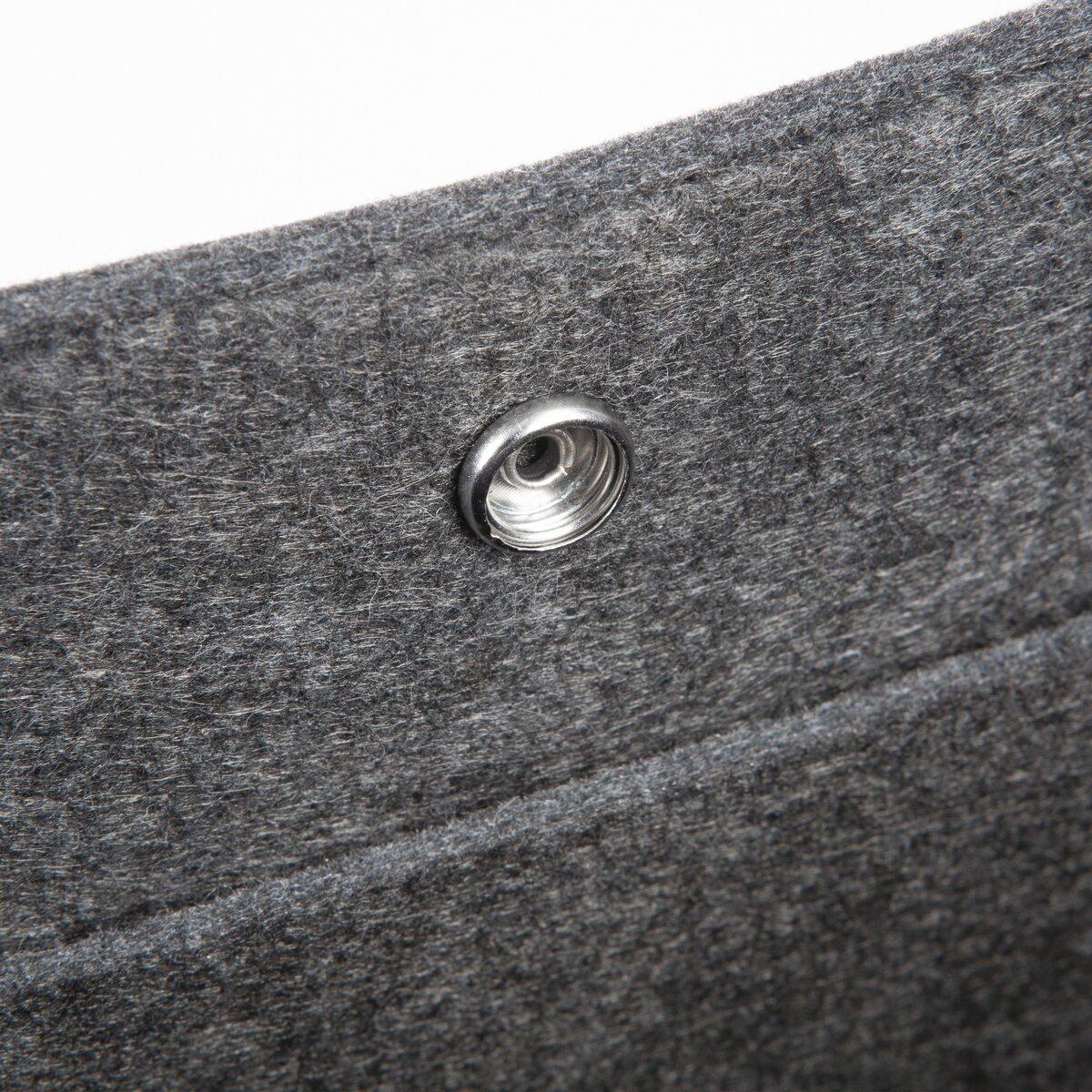 Grauer Filz mit Metallöse