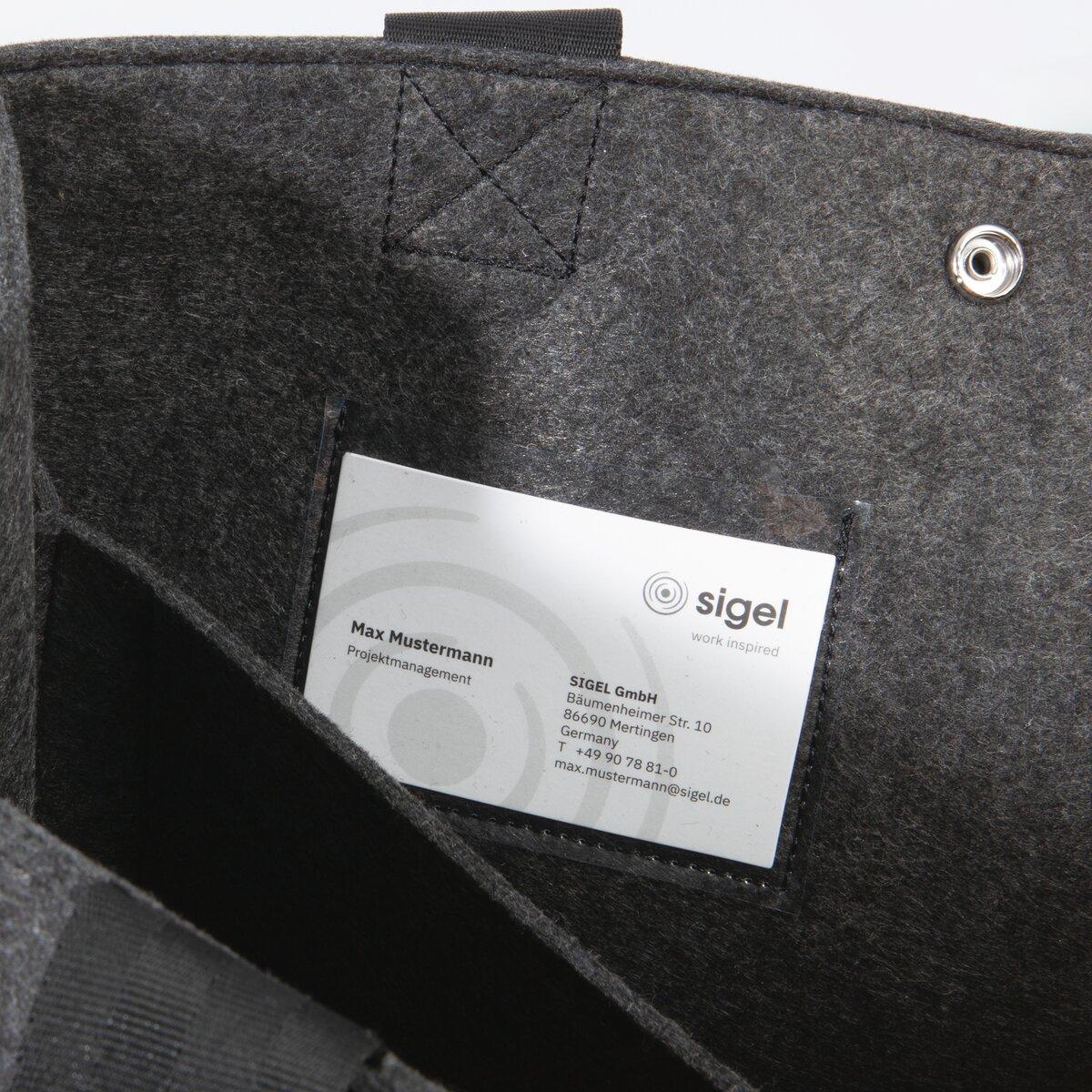 Visitenkarte steckt in grauer Filztasche