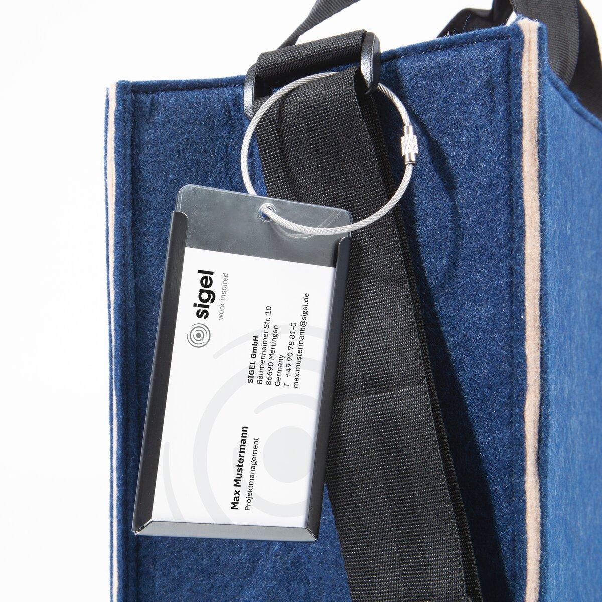 Namensschild an blauer Tasche